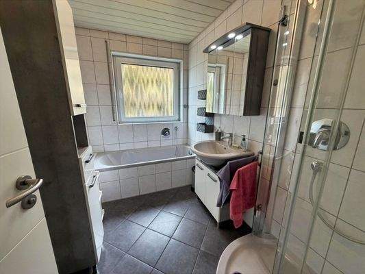 Badezimmer mit Dusche u. Wanne