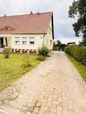 Frontansicht - Blick in Richtung Einfahrt