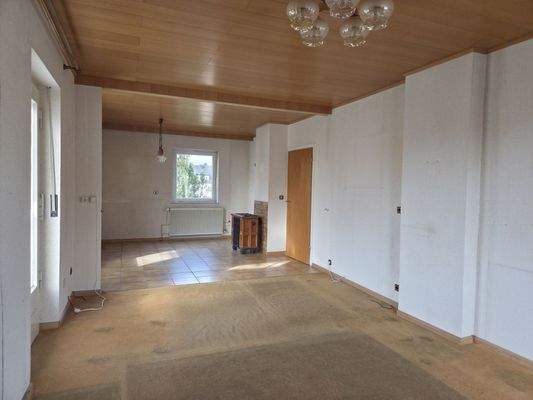 Wohnbereich mit Zugang zum Balkon Wohnung 1. OG Bild 2