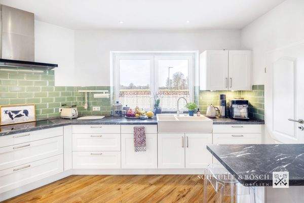 Mit dem Blick in die Felder und Wiesen