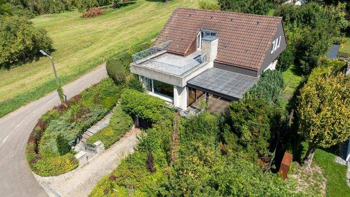 Hausansicht mit Terrassen