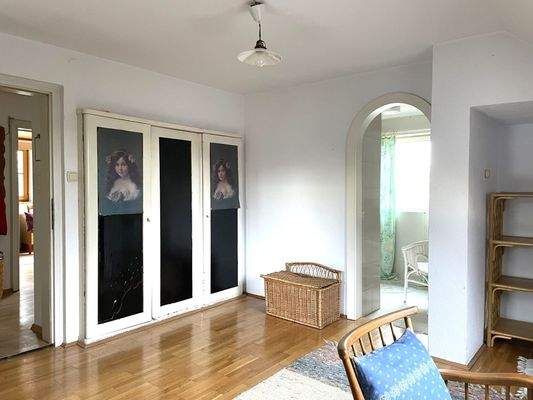 Schlafzimmer mit Blick ins Bad und über den Flur i