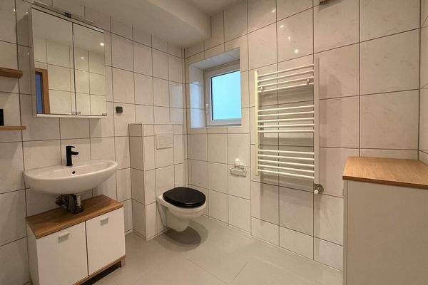 Badezimmer, Erdgeschoss - Wohnung links