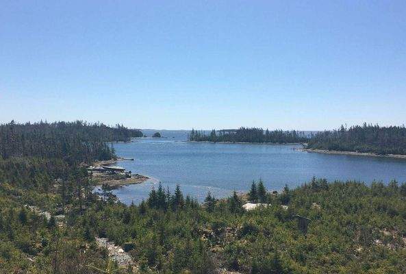 Blick auf Meeresbucht mit Zugang