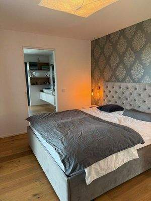 Schlafzimmer mit Zugang zum Bad.jpg