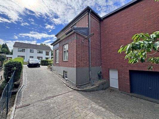 Zufahrt Garage und Hausansicht