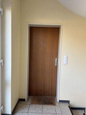 gemeinschaftlicher Flur mit Wohnungstür