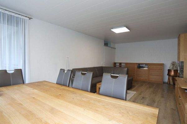 Essbereich mit Wohnzimmer