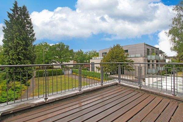 Südbalkon mit Blick in den Garten