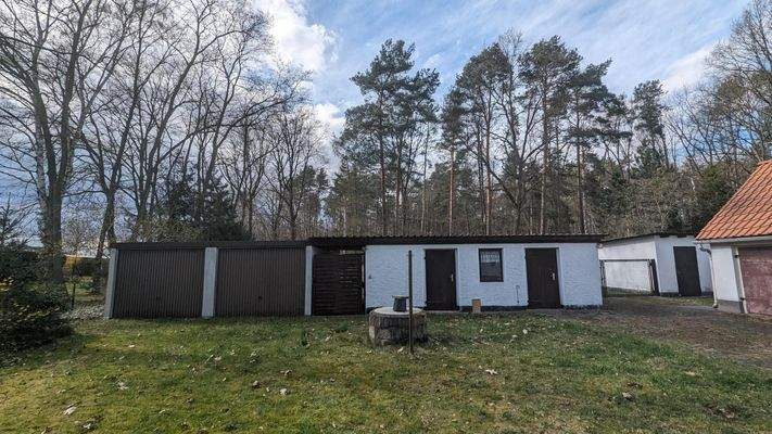 Ansicht Nebengebäude mit Garagen