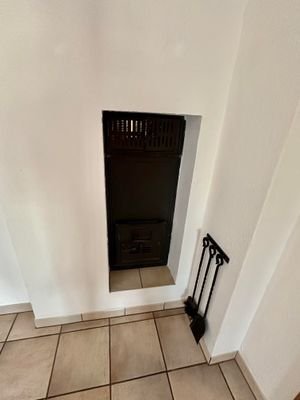 Beschickung Kachelofen - vom Foyer aus