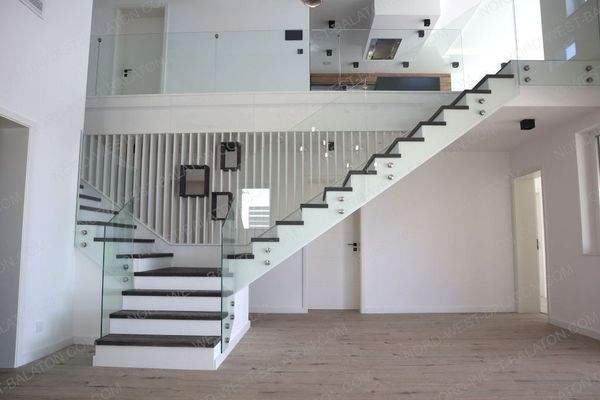 Blick auf die Doppeltreppe und die Galerie