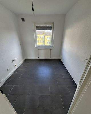 Leere Küche mit Fenster