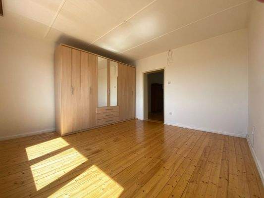 Schlafzimmer Blickrichtung Norden, Tür zum Kinder-Arbeits-Zimmer