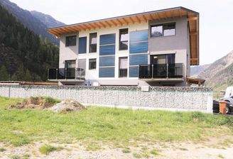 Mehrfamilienhaus mit Solaranlage