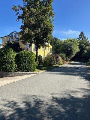 Hausansicht und Zufahrt