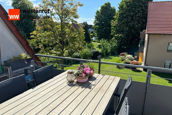 Balkon mit grünem Ausblick