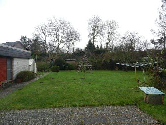 Große Terrassenfläche zum schönen Garten.JPG