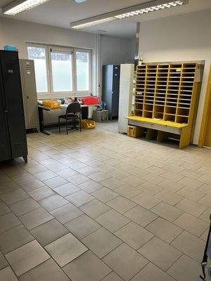 Büro mit Regalen und Schreibtisch