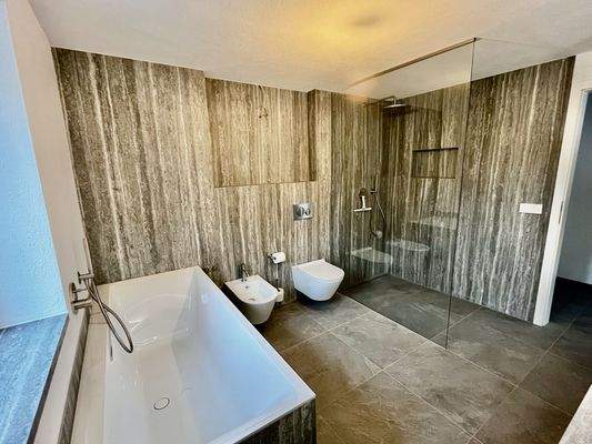 mit Badewanne und Dusche