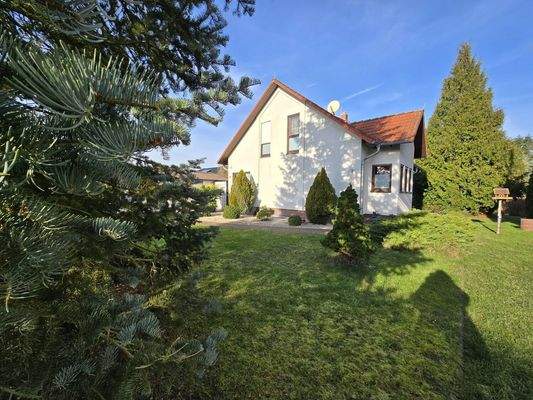 Ansicht Süden mit vorderen Garten