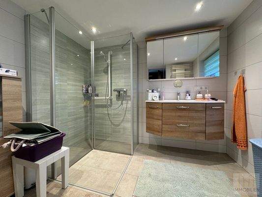 Bodentiefe XXL-Dusche