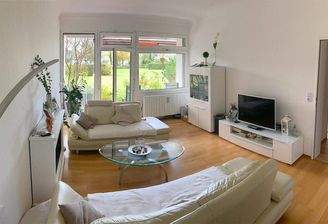 Wohnzimmer mit Tür zu Terrasse