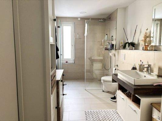 Tageslichtbad mit Handtuchheizkörper