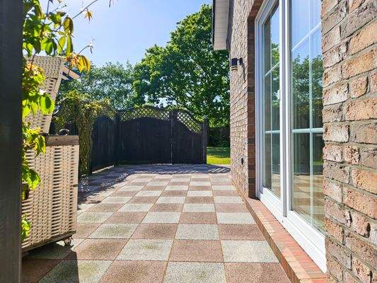 Südterrasse vor dem Wohn-/ Essbereich