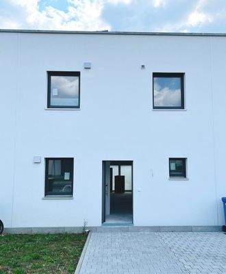 Hauseingang mit vorgelagertem Kfz-Stellplatz