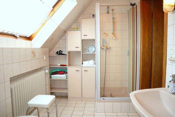 Bad mit Dusche und Wanne