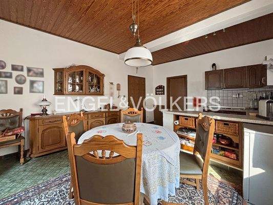 Essbereich mit angrenzender Küche