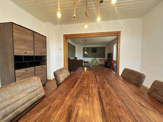 Großzügiges Esszimmer