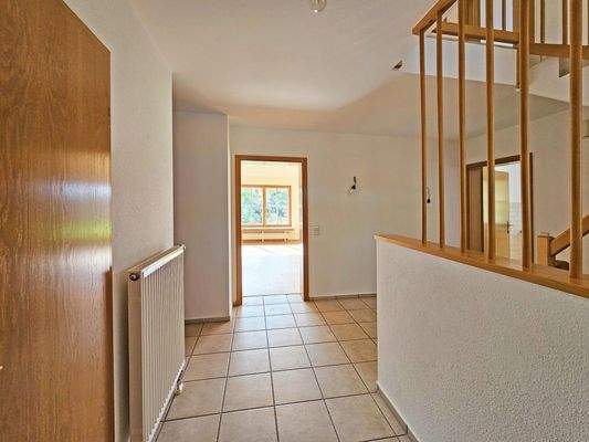 Eingang Gegenrichtung mit Blick in Wohn-, Essbereich