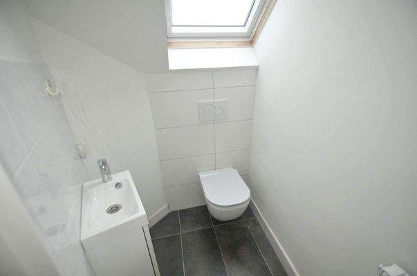 Toilette mit Handwaschbecken