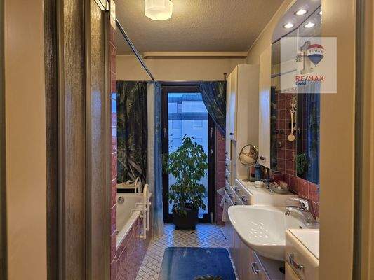 Bad mit Zugang zum kleineren Balkon (2)