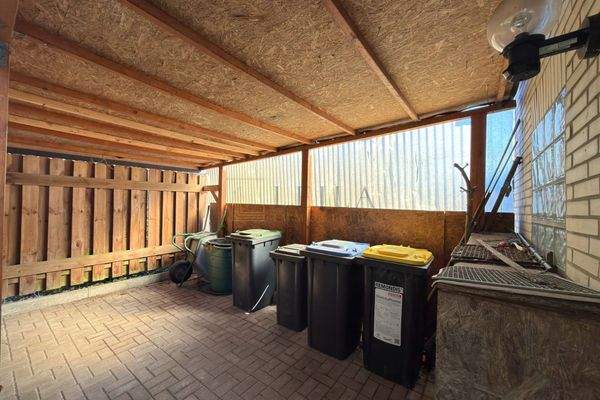 Überdachung für die Mülltonnen