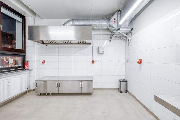 Modern ausgestatteter Küchenbereich