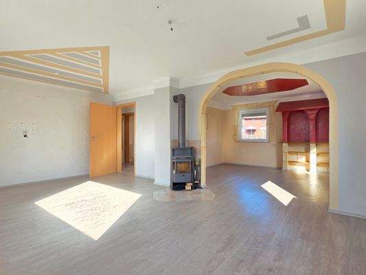 lichtdurchflutetes Wohnzimmer mit Blick ins Esszimmer