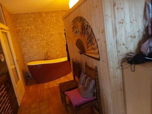 Saunabereich mit Badewanne