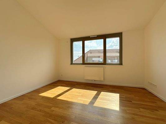 Helles Zimmer mit Fenster