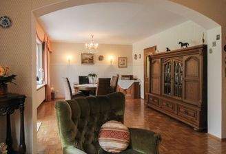 Wohnzimmer mit Torbogen