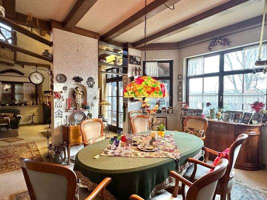 Gemütliches Esszimmer mit Fensterblick in den Garten