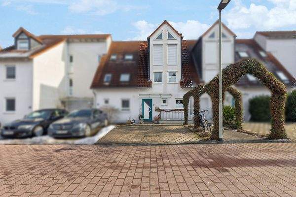 Frontansicht mit Parkplätzen