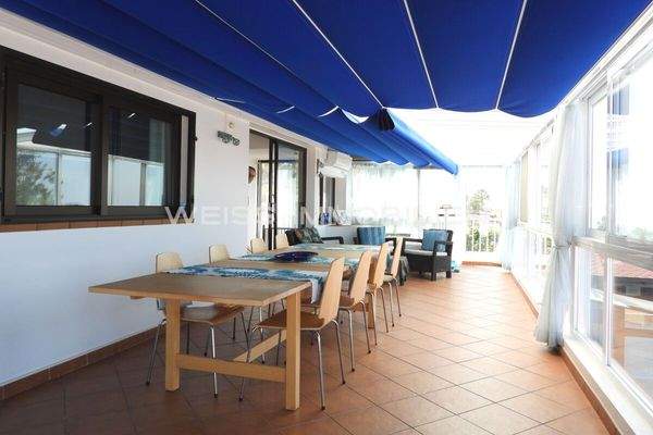 ...und durchgehende Fensterfronten...