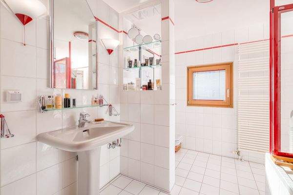 Tagesbelichtetes Wannenbad im 2.OG