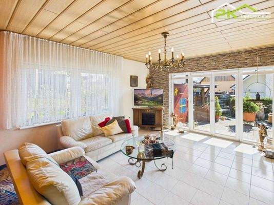 Wohnzimmer mit Zugang zur Terrasse 