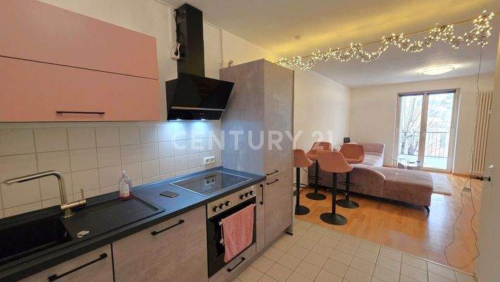 Blick von der Küche in den Wohn-Essbereich 