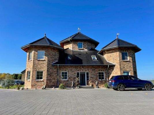 Wohnhaus mit Büroanteil