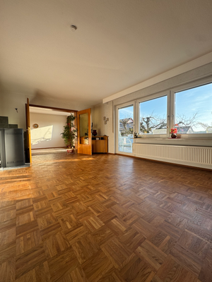 Großes Wohnzimmer mit Zugang zum Balkon